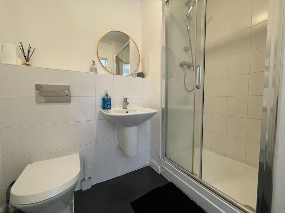 Stylish Station Apartment In Rochester With Free Parking Wainscot Dış mekan fotoğraf