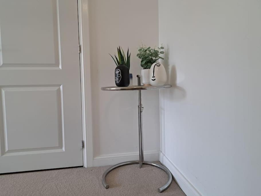Stylish Station Apartment In Rochester With Free Parking Wainscot Dış mekan fotoğraf