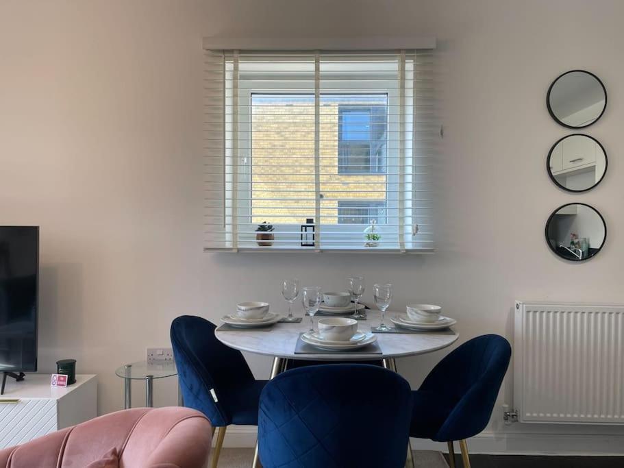Stylish Station Apartment In Rochester With Free Parking Wainscot Dış mekan fotoğraf