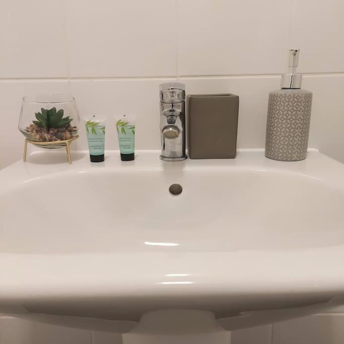 Stylish Station Apartment In Rochester With Free Parking Wainscot Dış mekan fotoğraf