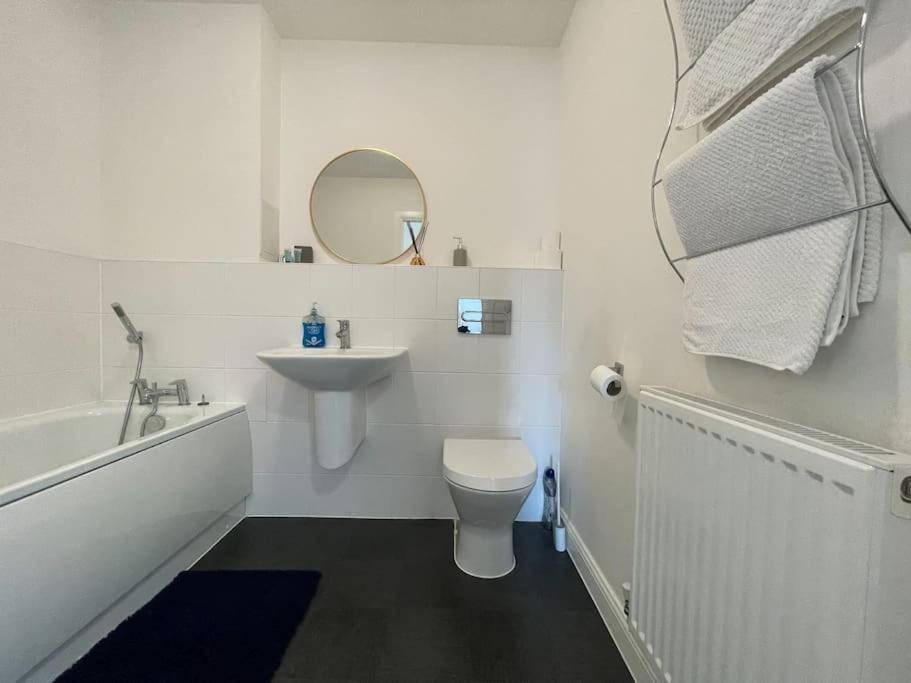 Stylish Station Apartment In Rochester With Free Parking Wainscot Dış mekan fotoğraf