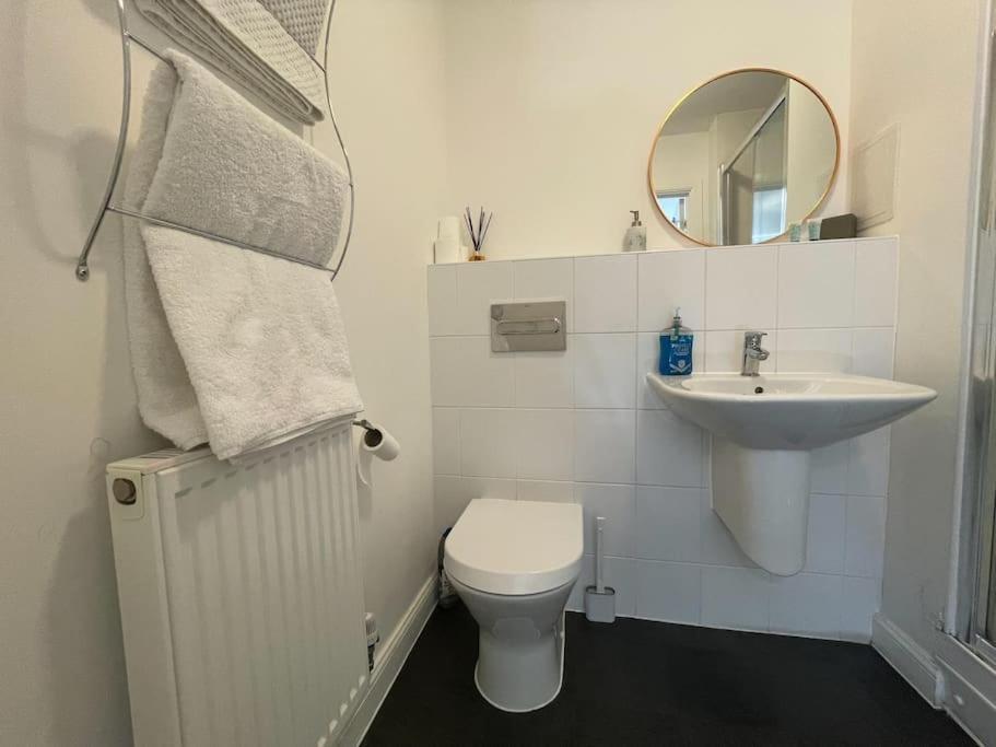 Stylish Station Apartment In Rochester With Free Parking Wainscot Dış mekan fotoğraf