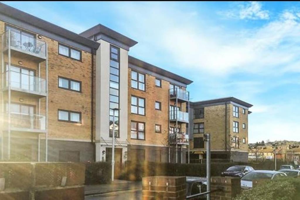 Stylish Station Apartment In Rochester With Free Parking Wainscot Dış mekan fotoğraf