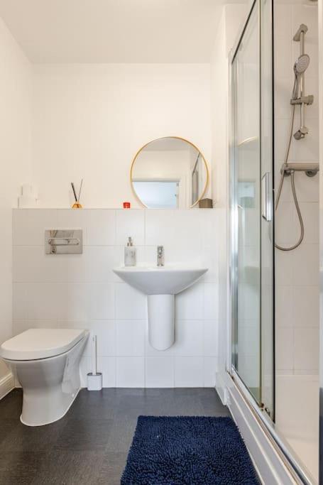 Stylish Station Apartment In Rochester With Free Parking Wainscot Dış mekan fotoğraf