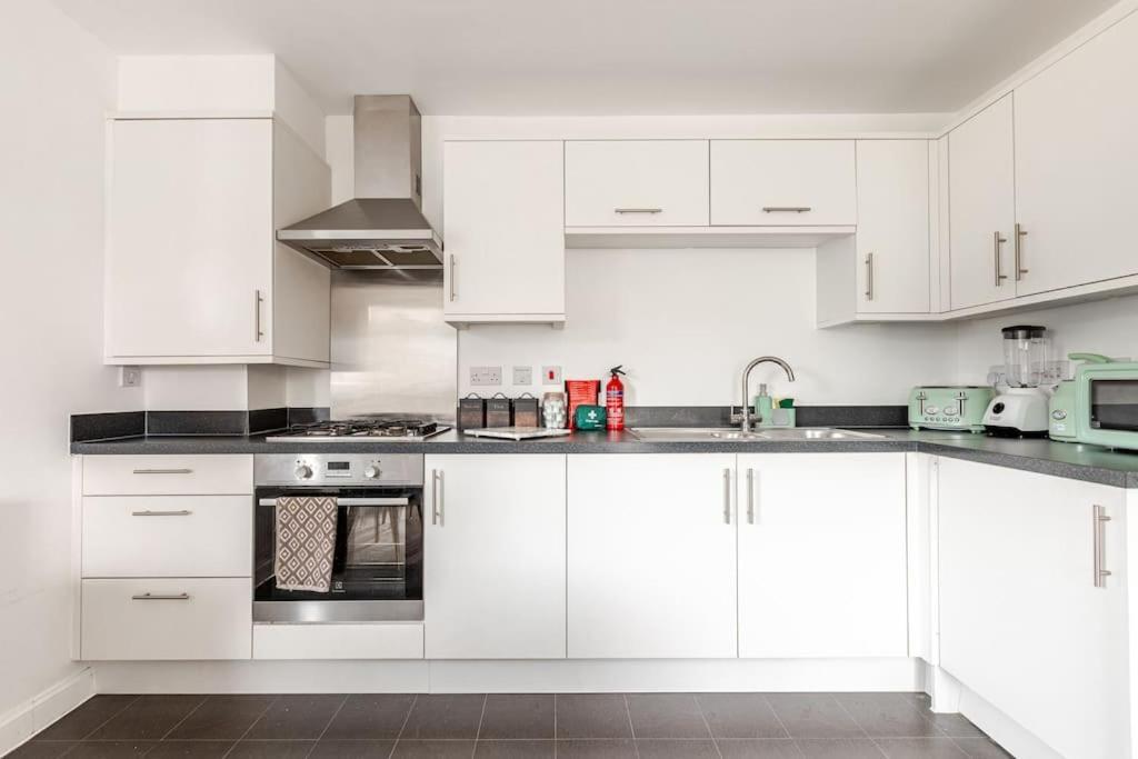 Stylish Station Apartment In Rochester With Free Parking Wainscot Dış mekan fotoğraf
