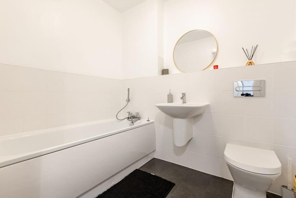 Stylish Station Apartment In Rochester With Free Parking Wainscot Dış mekan fotoğraf