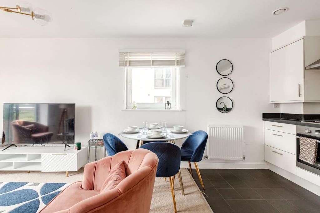 Stylish Station Apartment In Rochester With Free Parking Wainscot Dış mekan fotoğraf